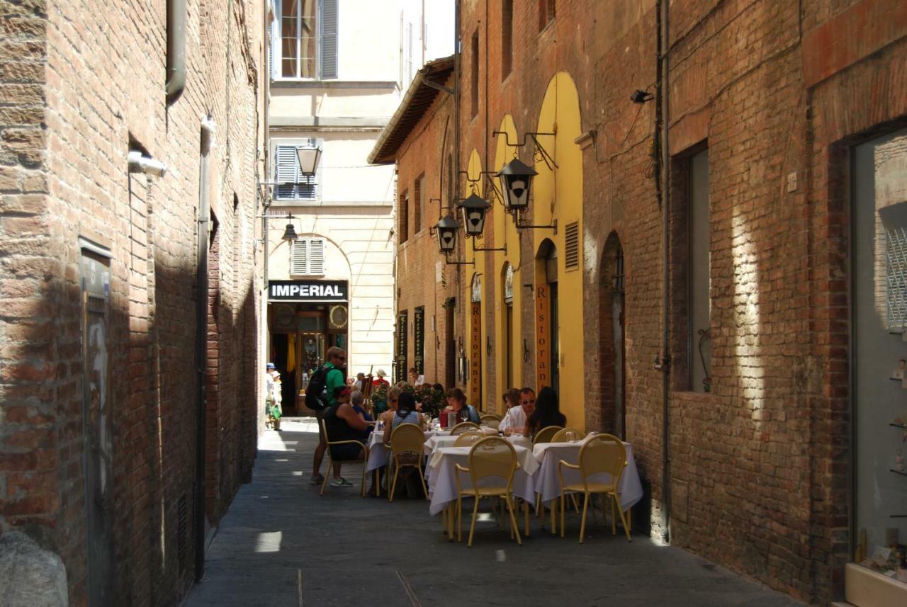 Antica Dimora Del Buongoverno Siena Exterior photo